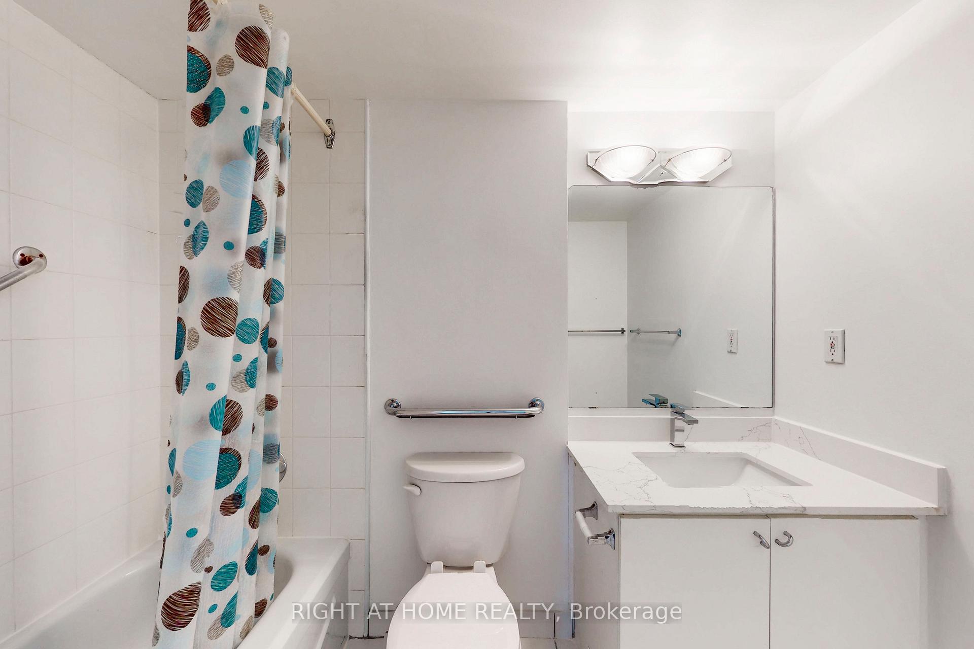 3 Bedrooms Condo at 4 Park Vista, Toronto For sale