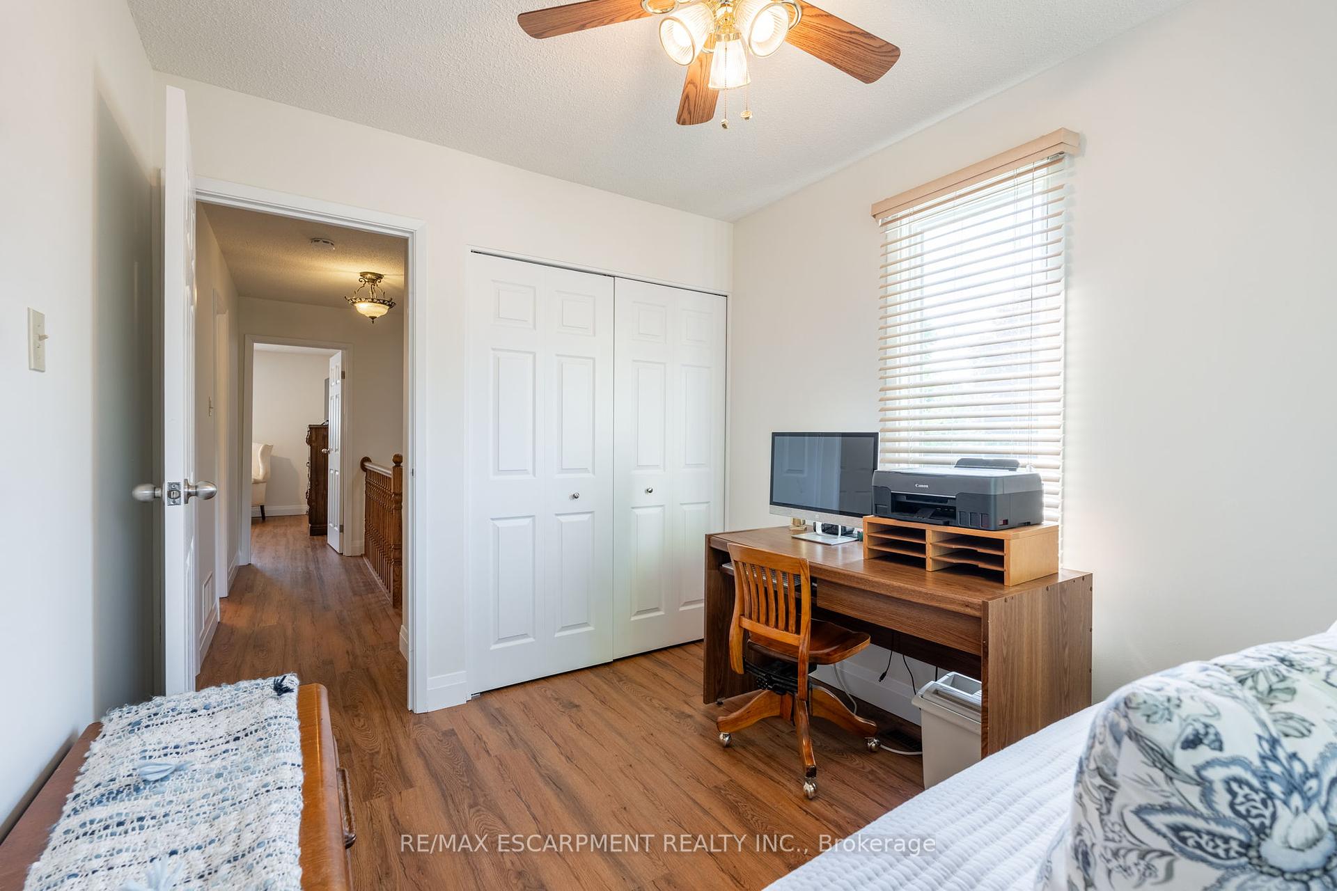 3 Bedrooms Condo at 2301 Cavendish, Burlington For sale