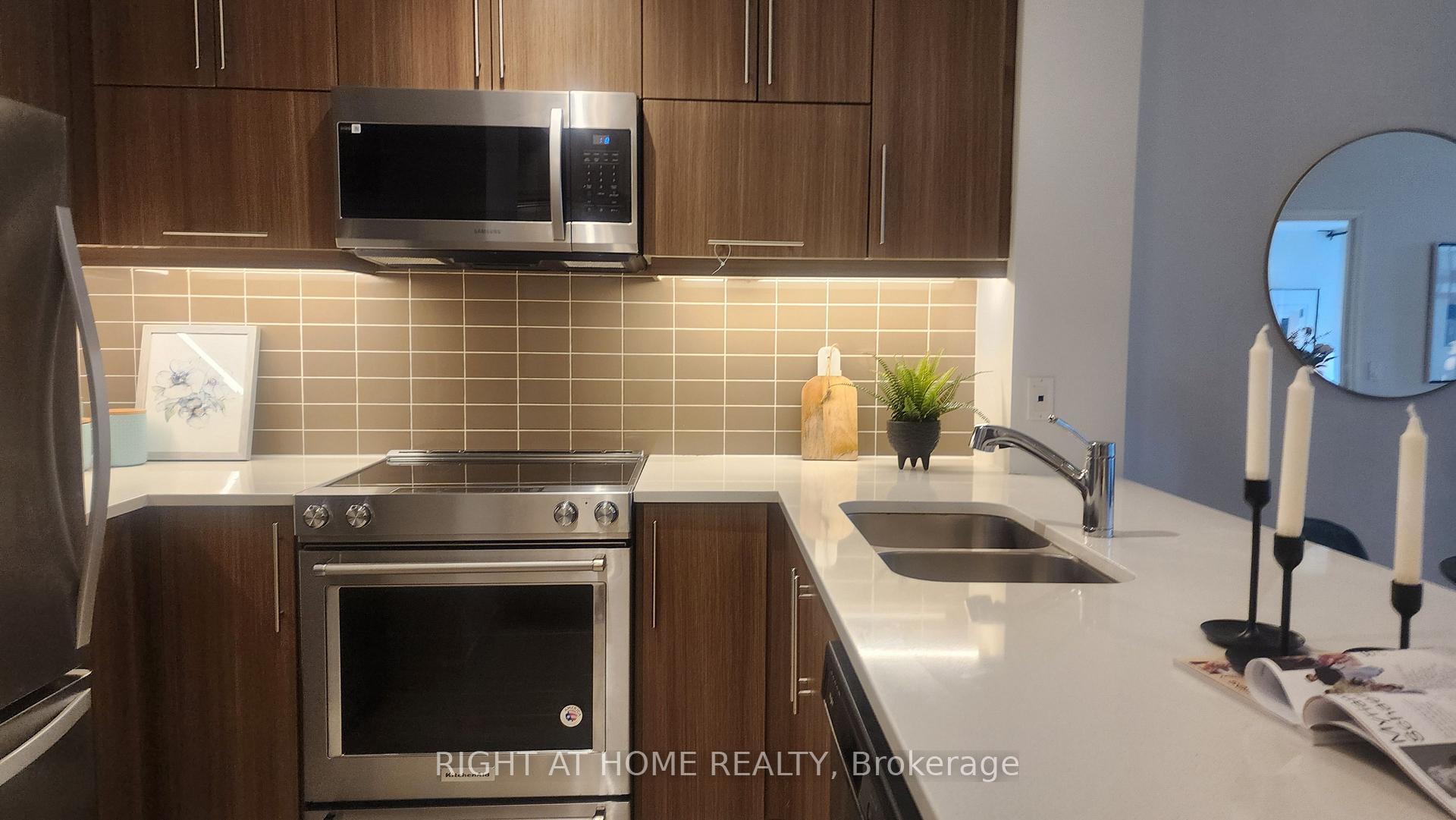 2 Bedrooms Condo at 39 Annie Craig, Toronto For sale