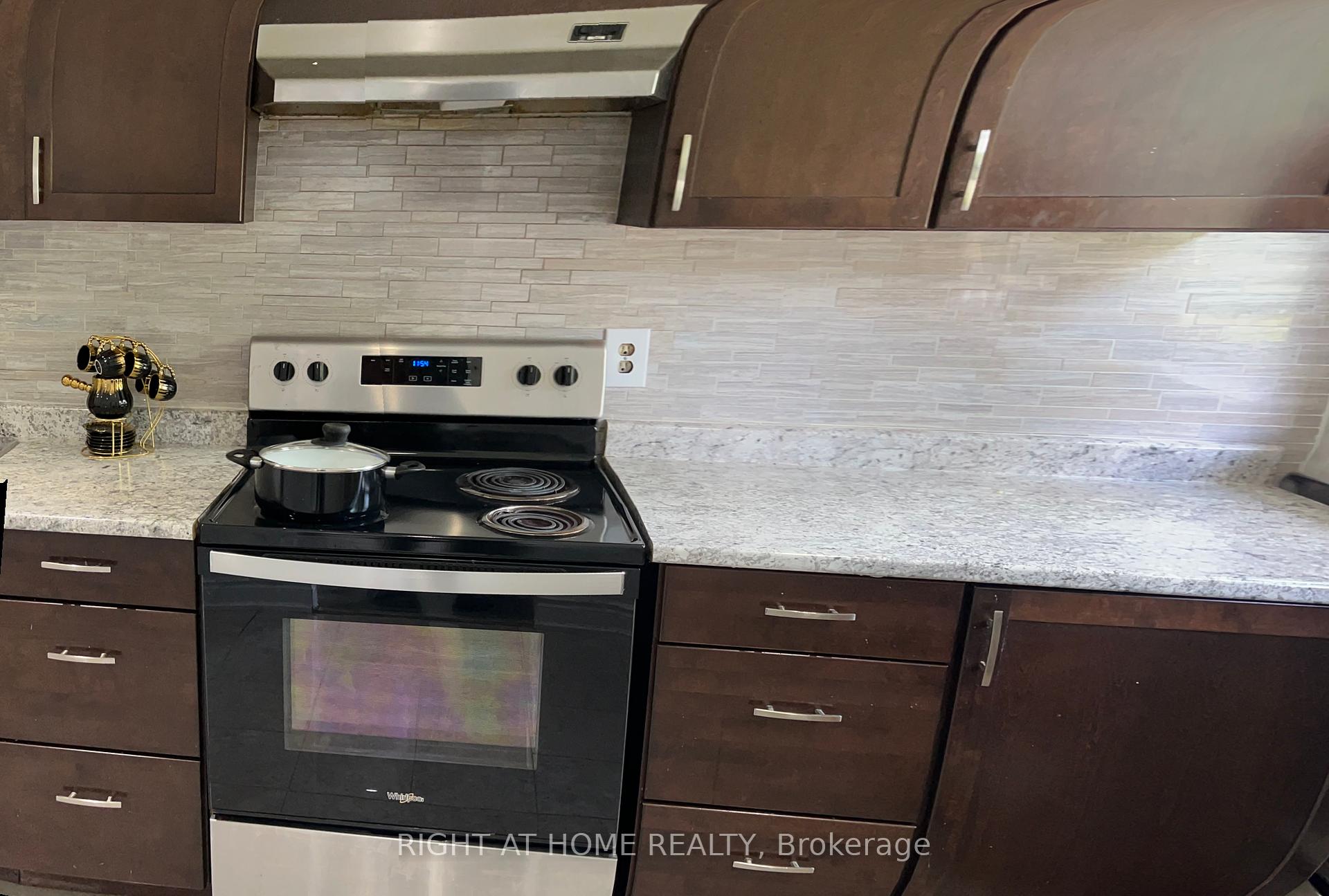 5 Bedrooms Condo at 3040 Constitution, Mississauga For sale