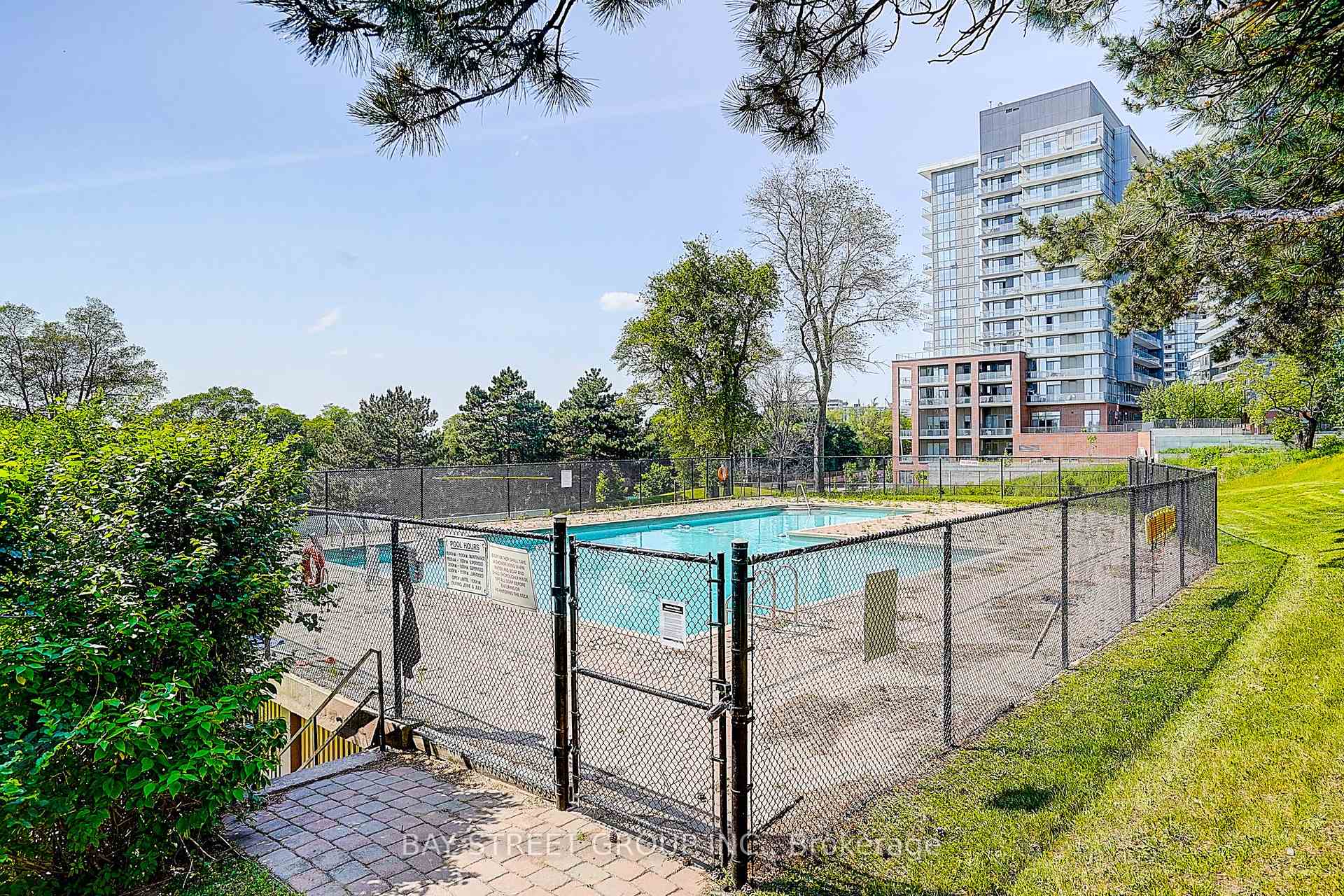 2 Bedrooms Condo at 10 Parkway Forest, Toronto For sale